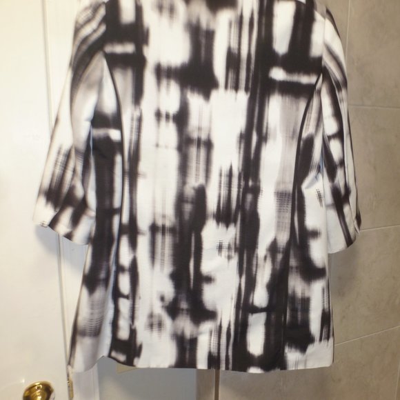 Chico's Women's Long Jacket w/side pockets & hook closure Size 1 - Picture 3 of 9